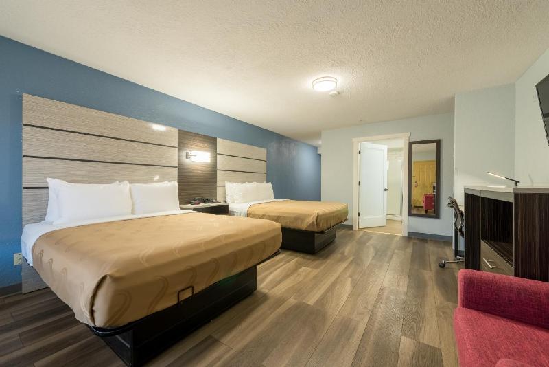 Queen Suite with Two Queen Beds - Non Smoking image 4