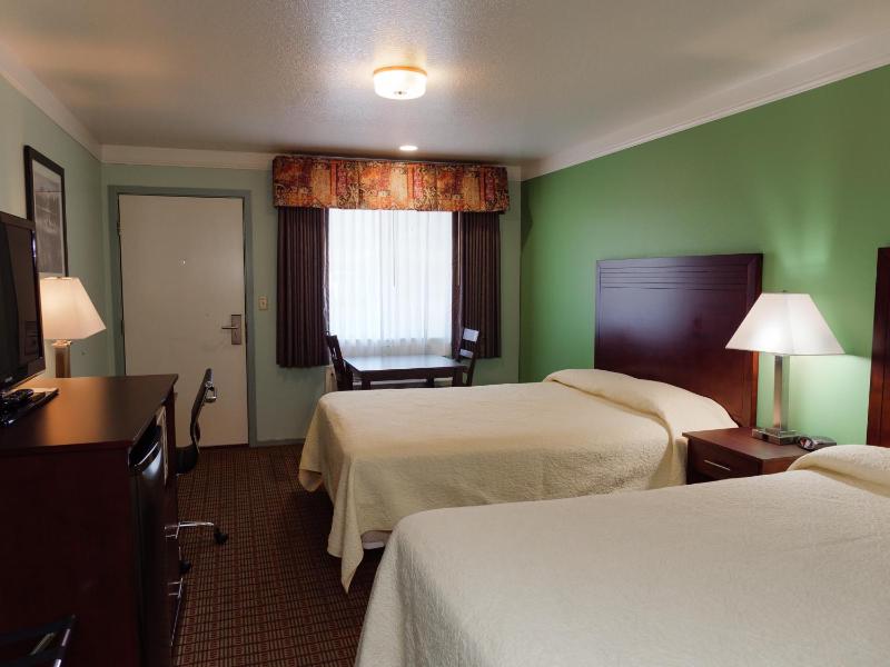 Queen Room with Two Queen Beds image 4