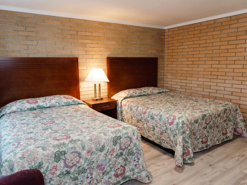 Queen Room with Two Queen Beds image 2