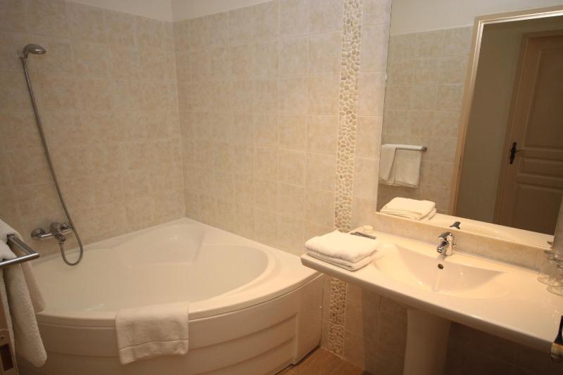 Studio (4 Adults) image 3