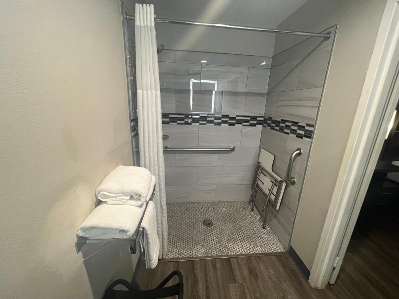 King Room - Accessible/Non-Smoking image 2