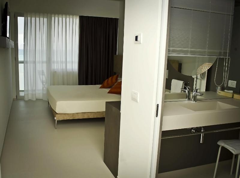 Comfort  Room with Sea View image 4