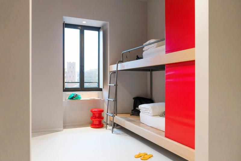 Bed in 6-Bed Mixed Dormitory Room image 4