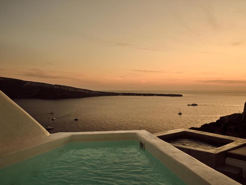 Plunge Pool Cave Suite with Sunset View image 1
