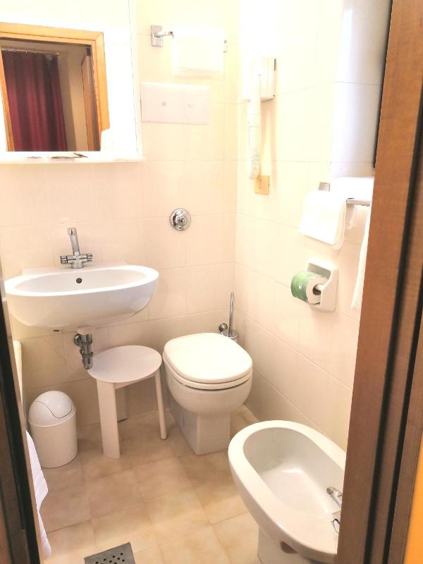 Double or Twin Room image 4