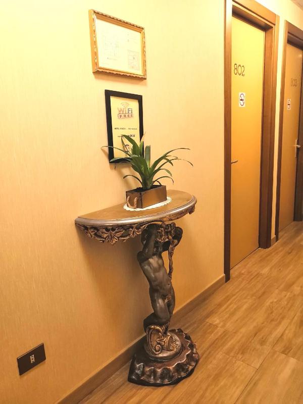 Double or Twin Room image 2