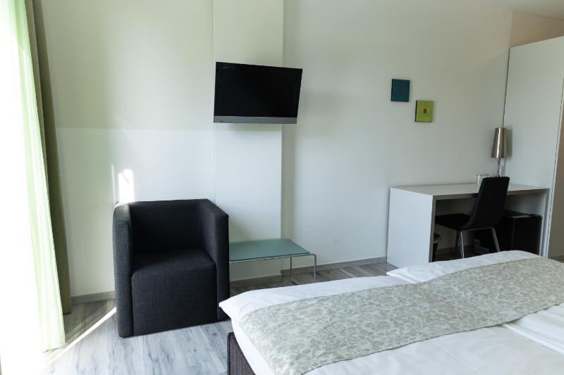 Double Room with Balcony image 3