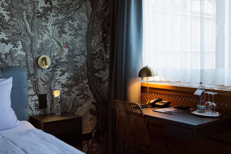 Double Room with Lake View image 4