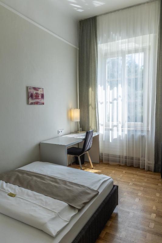 Single Room image 3