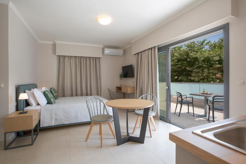 Deluxe Double Room image 4