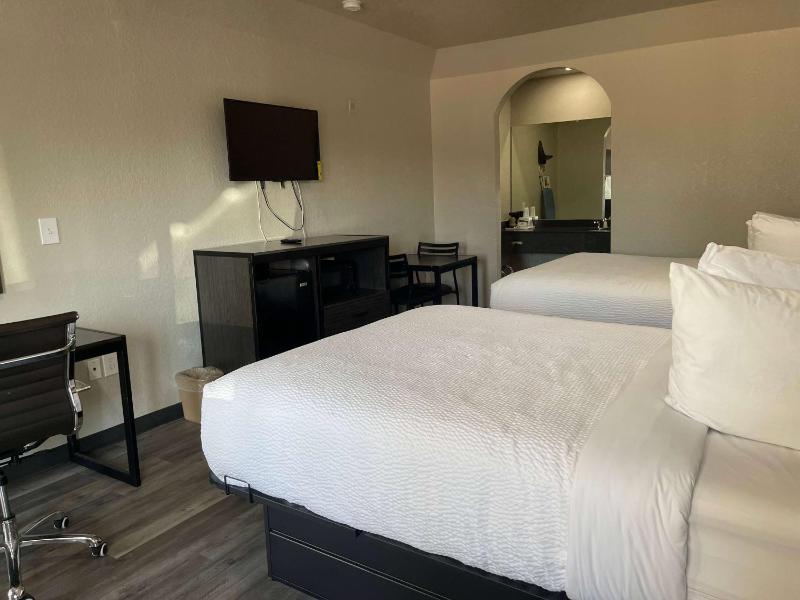 Queen Room with Two Queen Beds and Roll-in Shower - Mobility/Hearing Accessible - Non-Smoking image 1