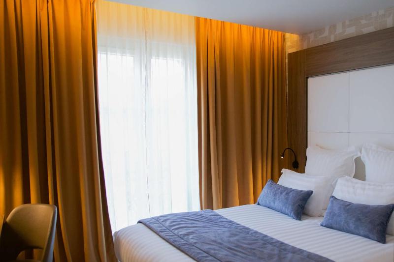 Classic Room with Queen Size Bed image 1