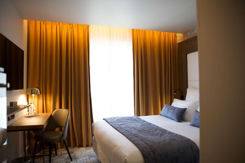 Classic Room with Queen Size Bed image 3