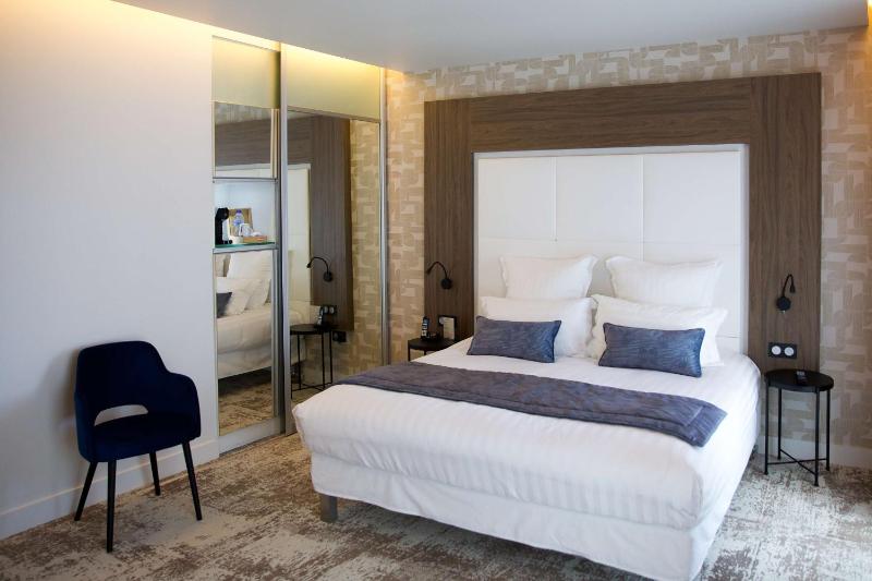 Junior Suite King Size Bed image 3
