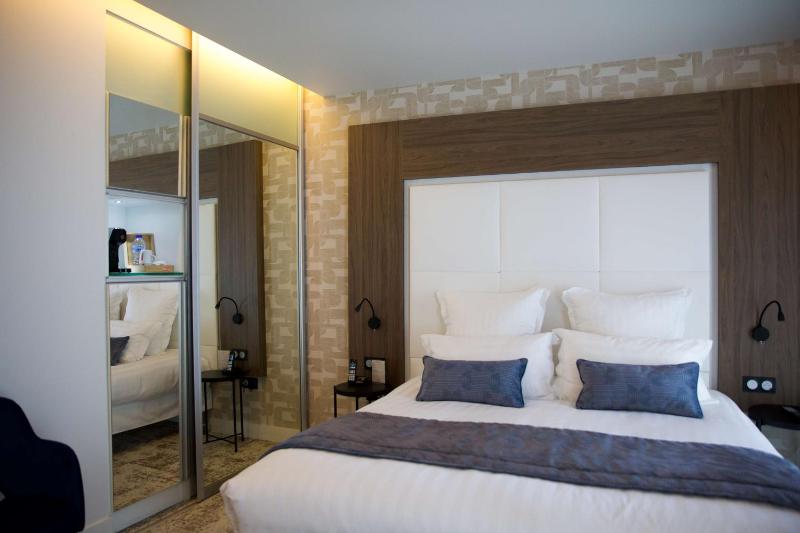 Junior Suite King Size Bed image 1