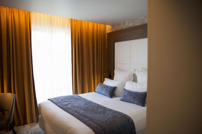 Privilege Queen Room with Balcony  image 1
