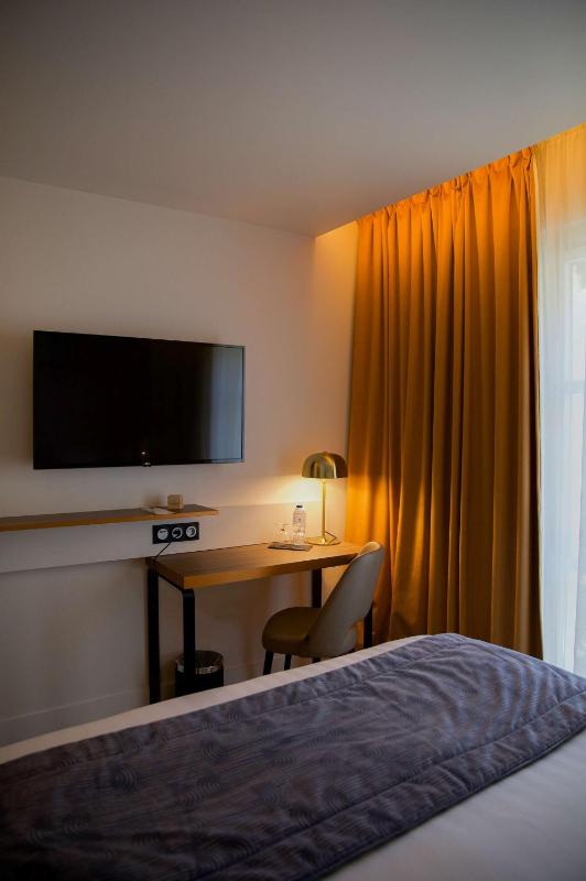 Classic Room with Queen Size Bed image 4