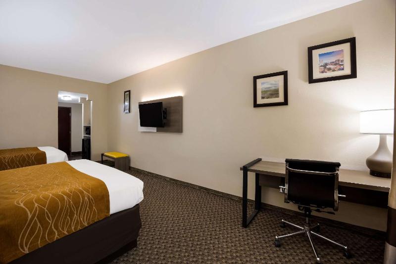 Queen Room with Two Queen Beds - Non-Smoking image 2