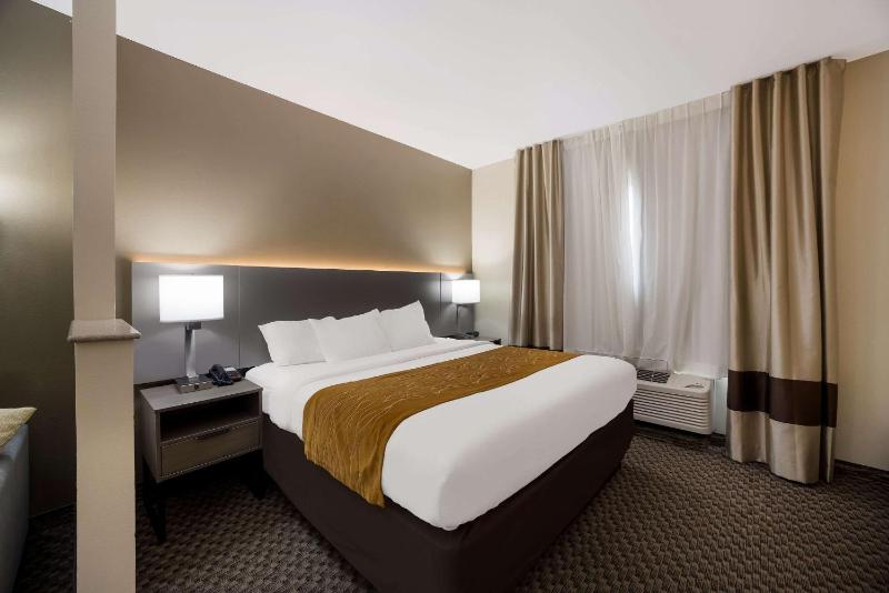 King Suite - Non-Smoking image 4