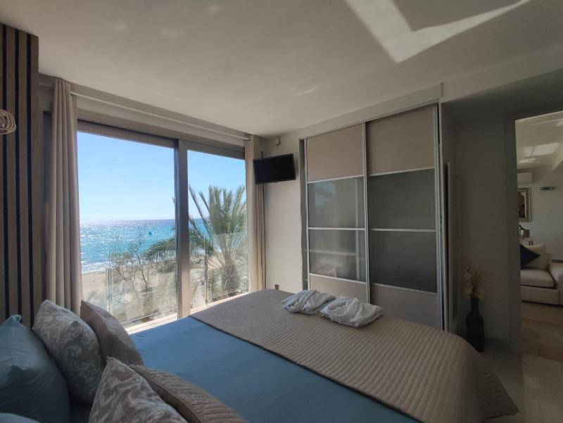 One-Bedroom Apartment with Sea View image 4