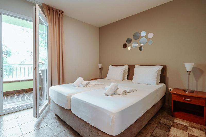 One-Bedroom Apartment with Balcony and Park View image 4