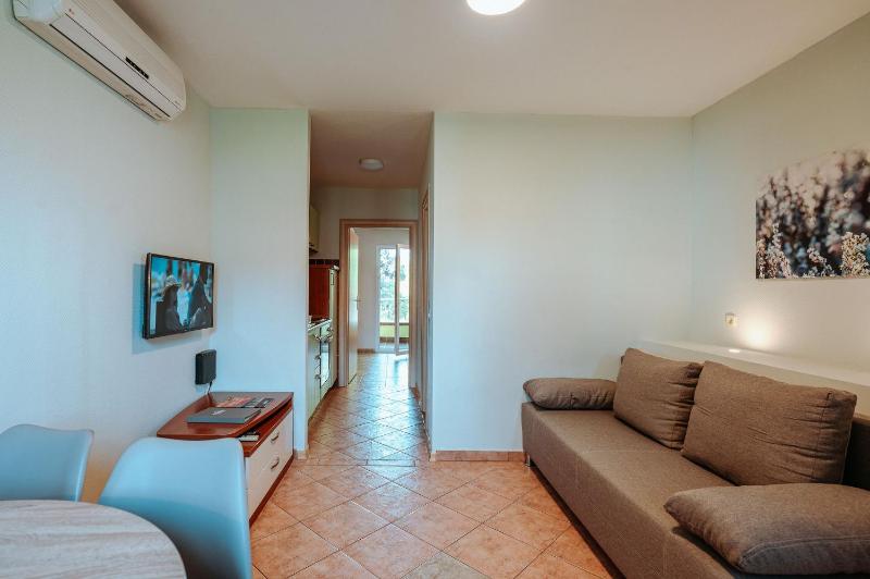 One-Bedroom Apartment with Balcony and Sea View image 3