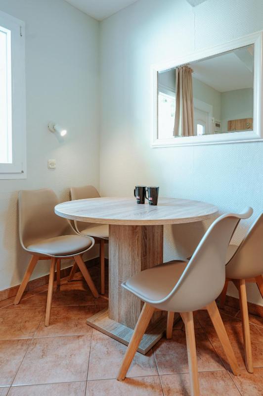 One-Bedroom Apartment with Balcony and Sea View image 4