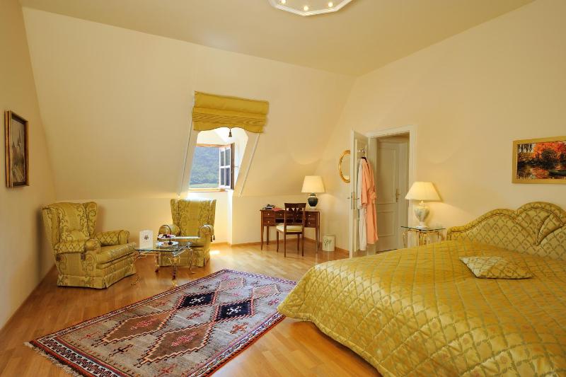 Superior Double Room with River View image 2