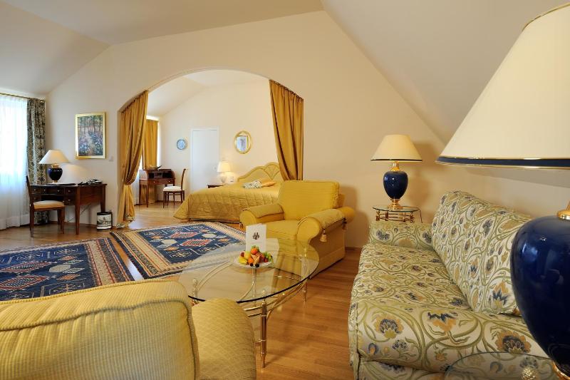 Deluxe Double Room image 3