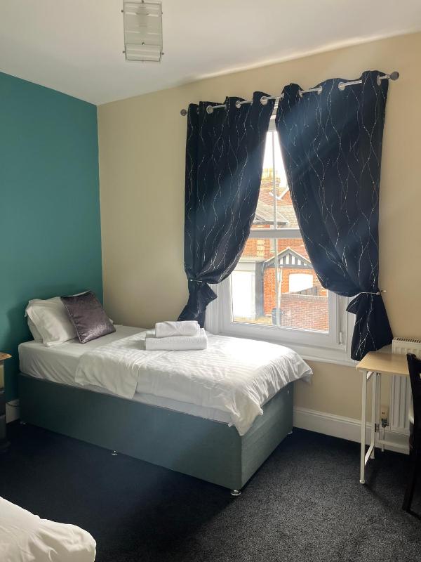 Standard Twin Room with Garden View image 3