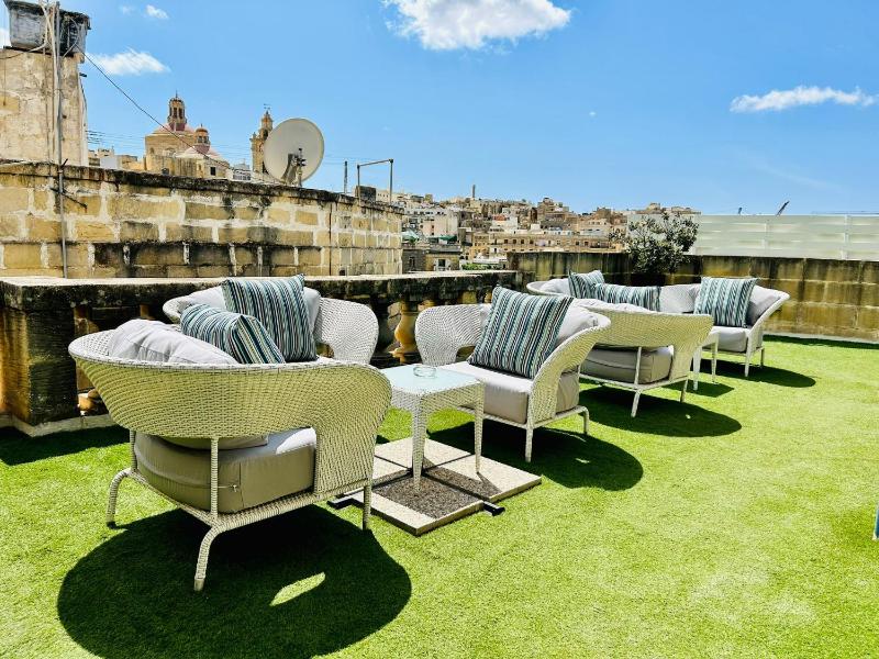 Junior Suite with Maltese Balcony image 4