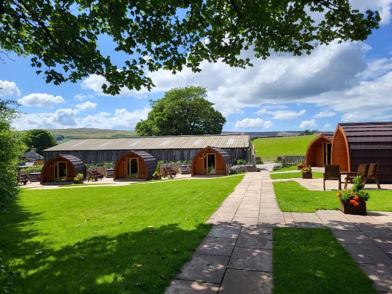 Double room with Patio and Hot Tub (Pen-y-ghent) image 2