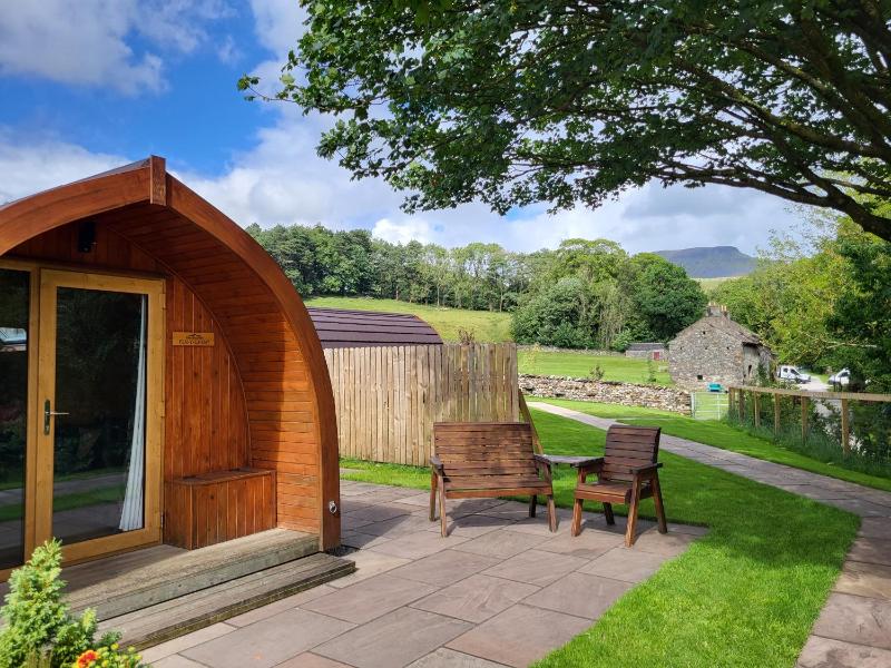 Double room with Patio and Hot Tub (Pen-y-ghent) image 3