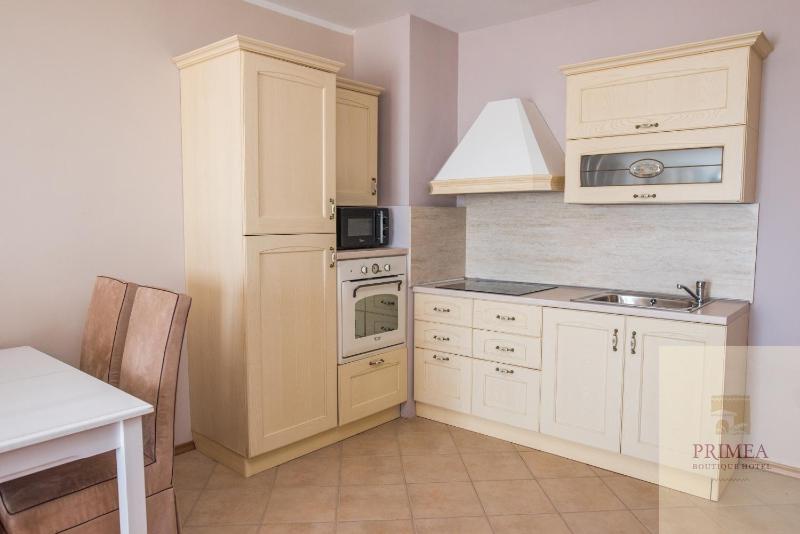 Deluxe One-Bedroom Apartment image 1
