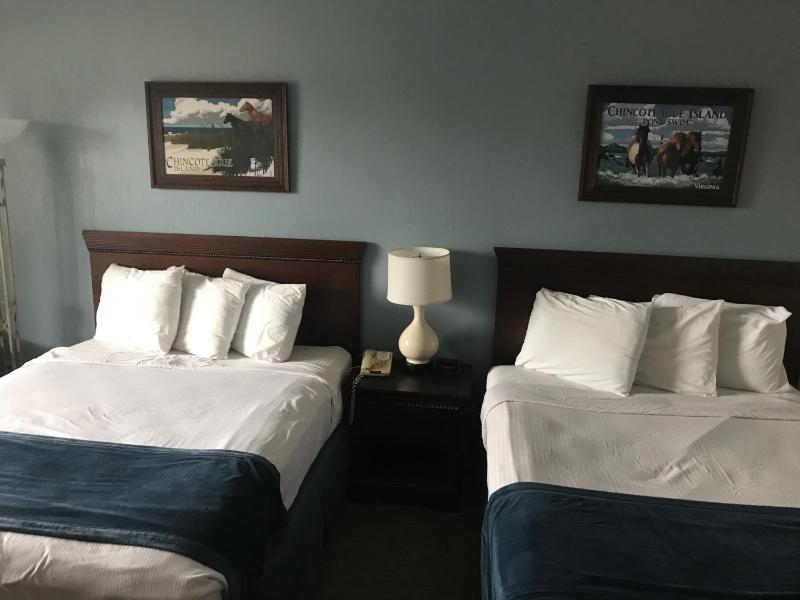 Deluxe Queen Room with Two Queen Beds - Non-Smoking image 2