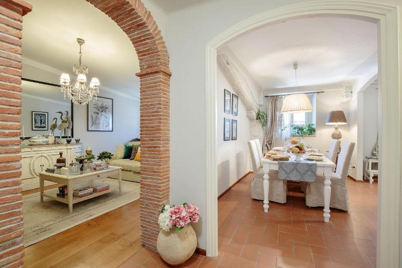 Casa Rosalba spacious Home with Elevator along Via Guinigi inside the Lucca Walls - image 9