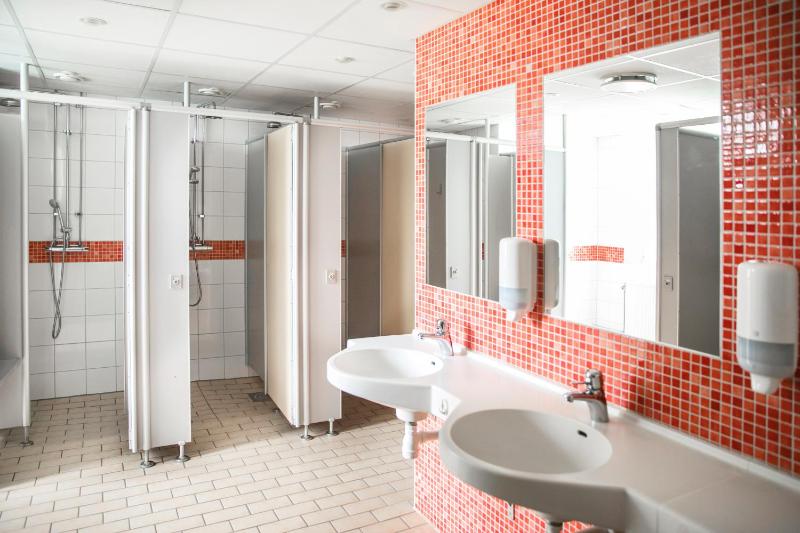 Single Room with Shared Bathroom image 4