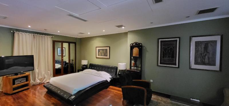 One-Bedroom Apartment image 3