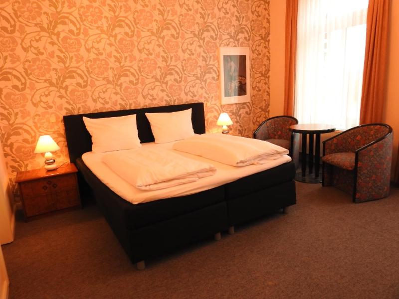 Double Room image 3