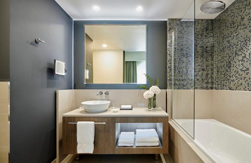 Premium King Room with Courtyard View image 4