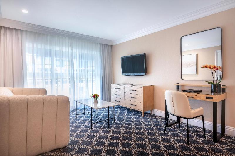 Queen Junior Suite image 3