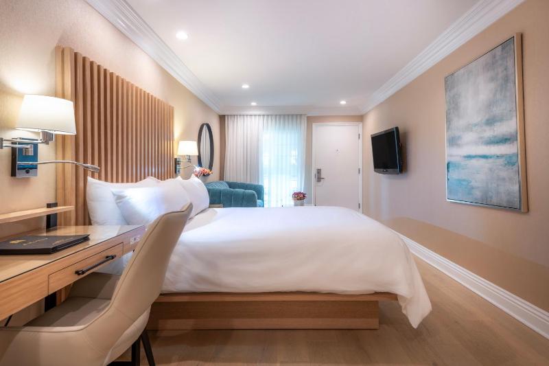 Queen Junior Suite image 2