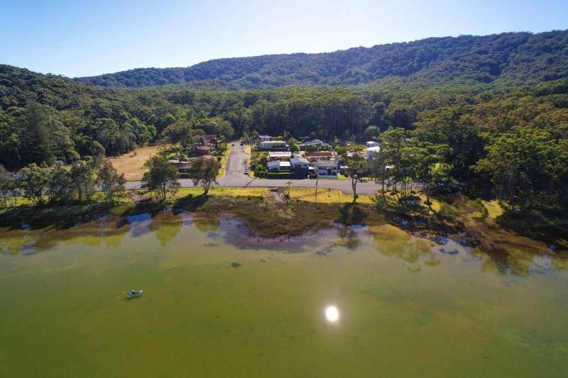 Lakefront dream stay w/Pool close to Blueys beach. Images
