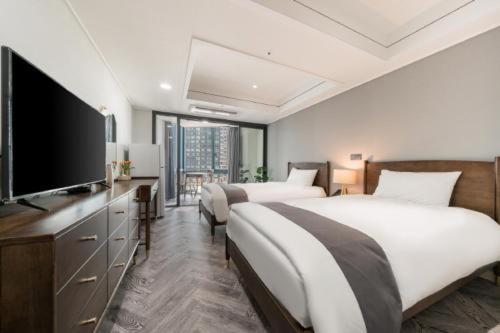 Superior Twin Room Half Ocean View with Rooftop Swimming Pool Access For 2 image 2