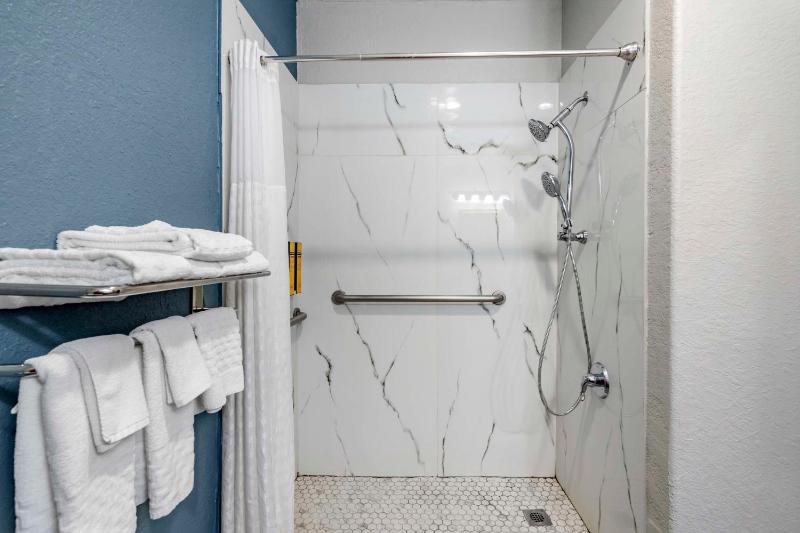 King Suite with Roll-In Shower - Disability Access/Non-Smoking image 2