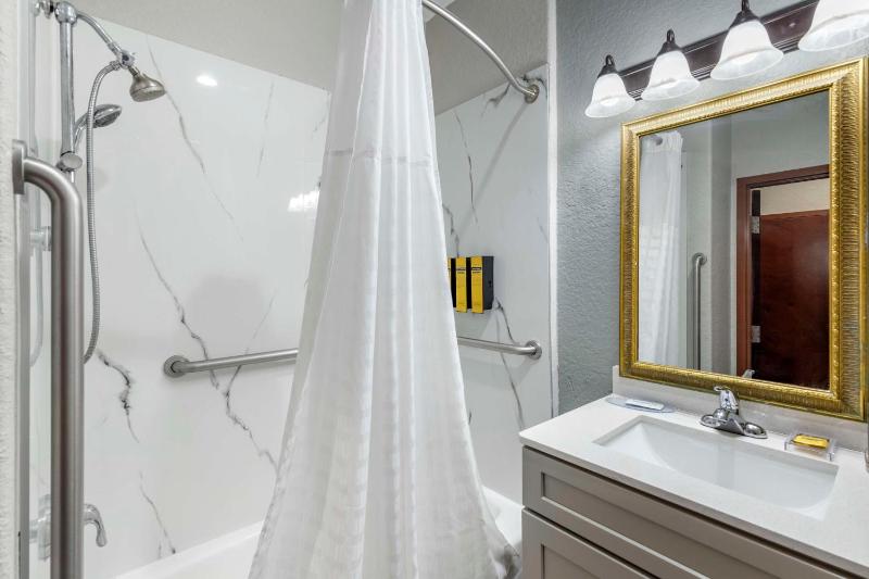 Queen Room with Two Queen Beds - Non-Smoking/Disability Access image 2