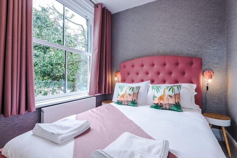 Pink Palace - Central Apartment - image 11