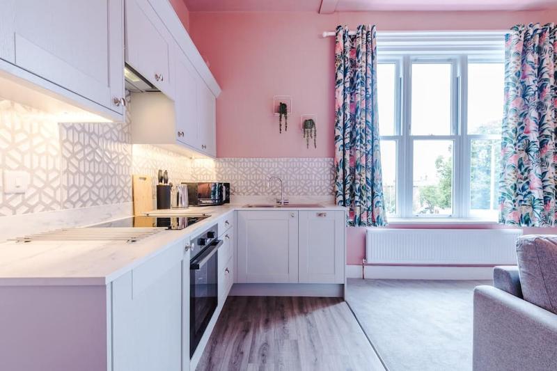 Pink Palace - Central Apartment - image 9