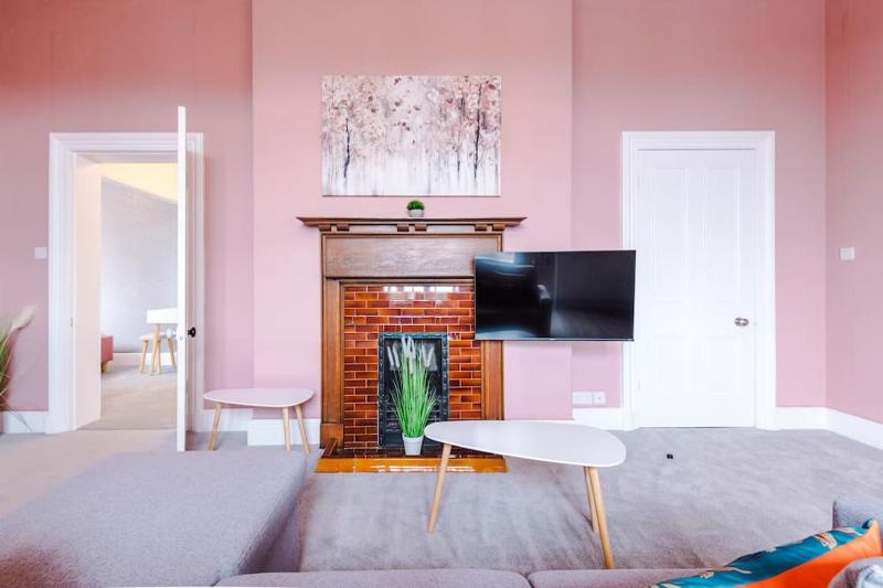 Pink Palace - Central Apartment - image 15