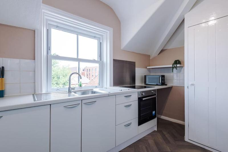 2-Bed Victorian Oasis in Chester - image 8